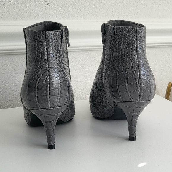 Gray Pebbled Kitten Heel Ankle Boots - Size 6 - Picture 4 of 4
